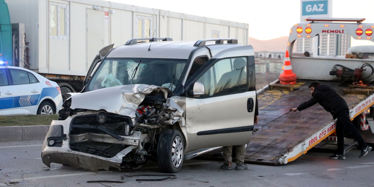 Afyonkarahisar'da 4 Aracın Karıştığı Zincirleme Kaza: 10 Yaralı