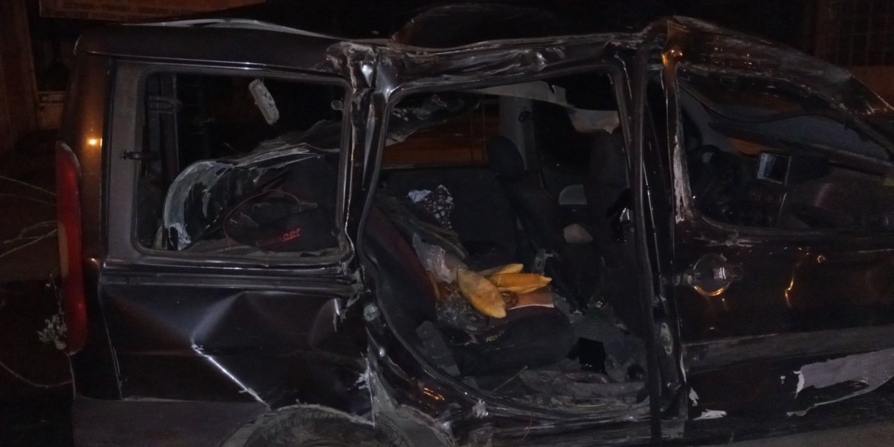 Samsun'da Hafif Ticari Araç Direğe Çarptı: 1 Ölü, 3 Yaralı