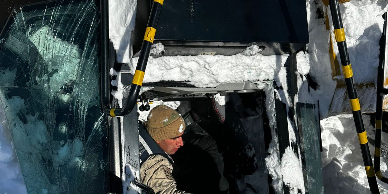 Üzerine Çığ Düşen İş Makinesinin Operatörü Yaralandı