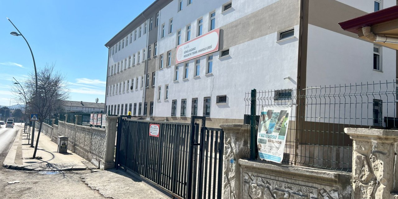 Lisede Öğrencilerin Bıçaklı Kavgası: 1 Yaralı