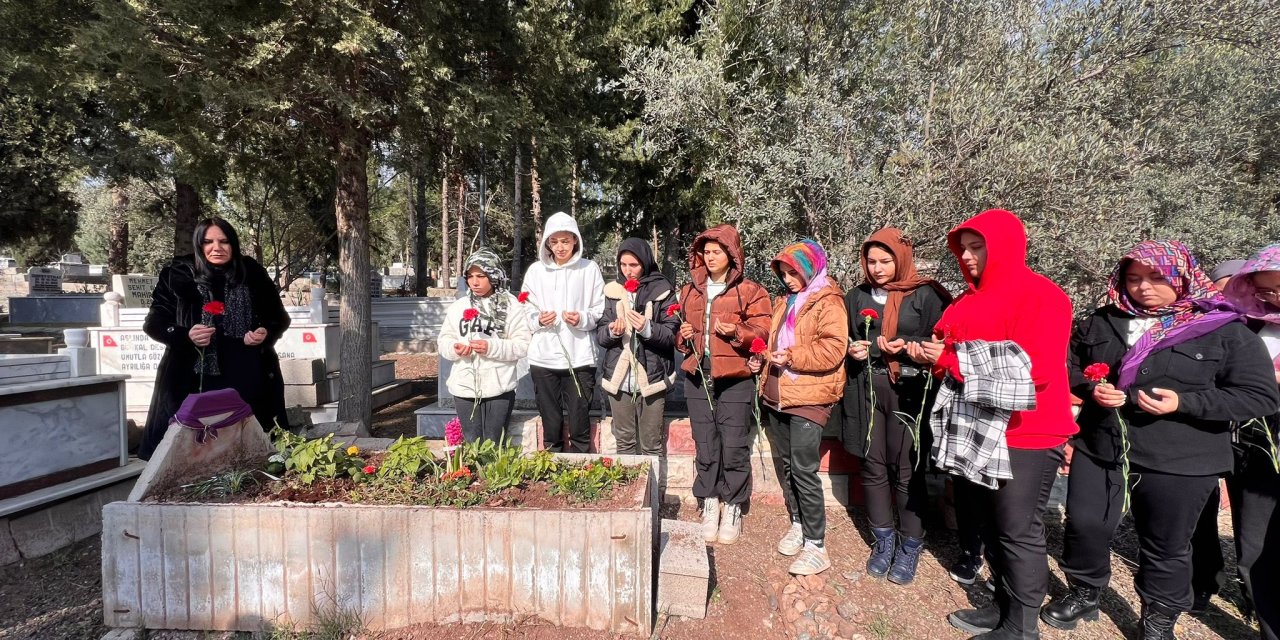 Depremde Ölen Ayşe Öğretmeni, Öğrencileri Mezarı Başında Andı