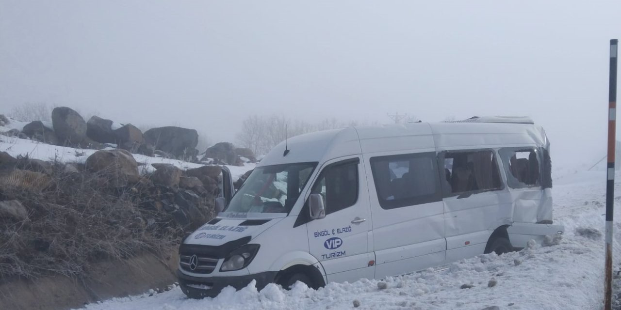 Yoğun Siste Hafif Ticari Araç Minibüse Çarptı: 7 Yaralı
