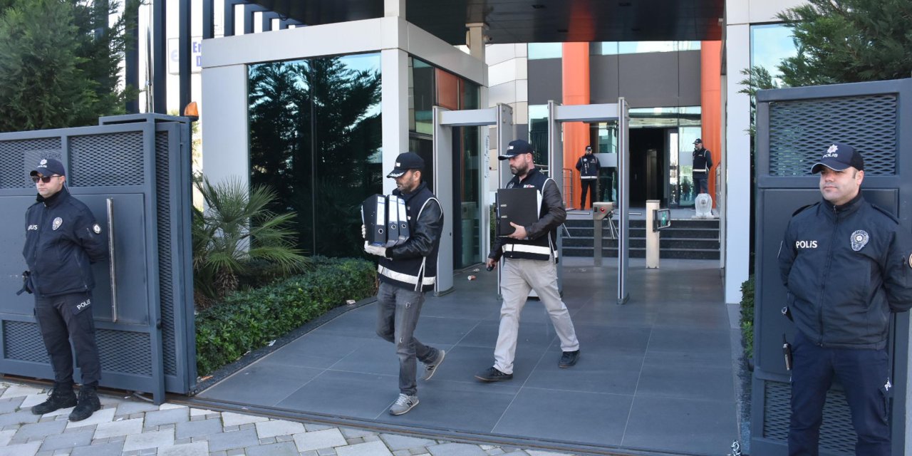 İzmir'de Yüksek Kar Vaadiyle Vurgun İddiası; Holding Patronu Dahil 30 Kişiye Operasyon (3)