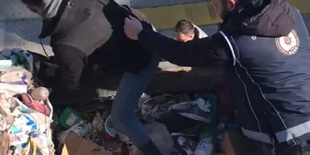 Tır'da Çöp Yığınlarının Arasında 3 Kaçak Göçmen Yakalandı