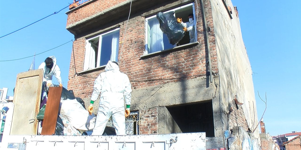 Evden 1 Kamyon Çöp Çıktı; Ekiplere 'Her Şeyimi Alıyorsunuz' Diyerek Tepki Gösterdi