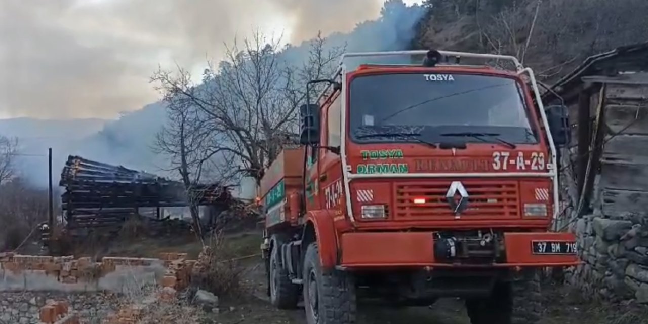 Kastamonu'da Müstakil Ev Ve İki Samanlık Yandı