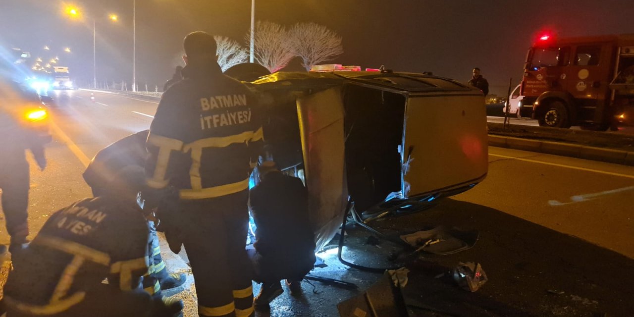 Batman'da, Refüje Çarpan Otomobilin Sürücüsü Ağır Yaralandı