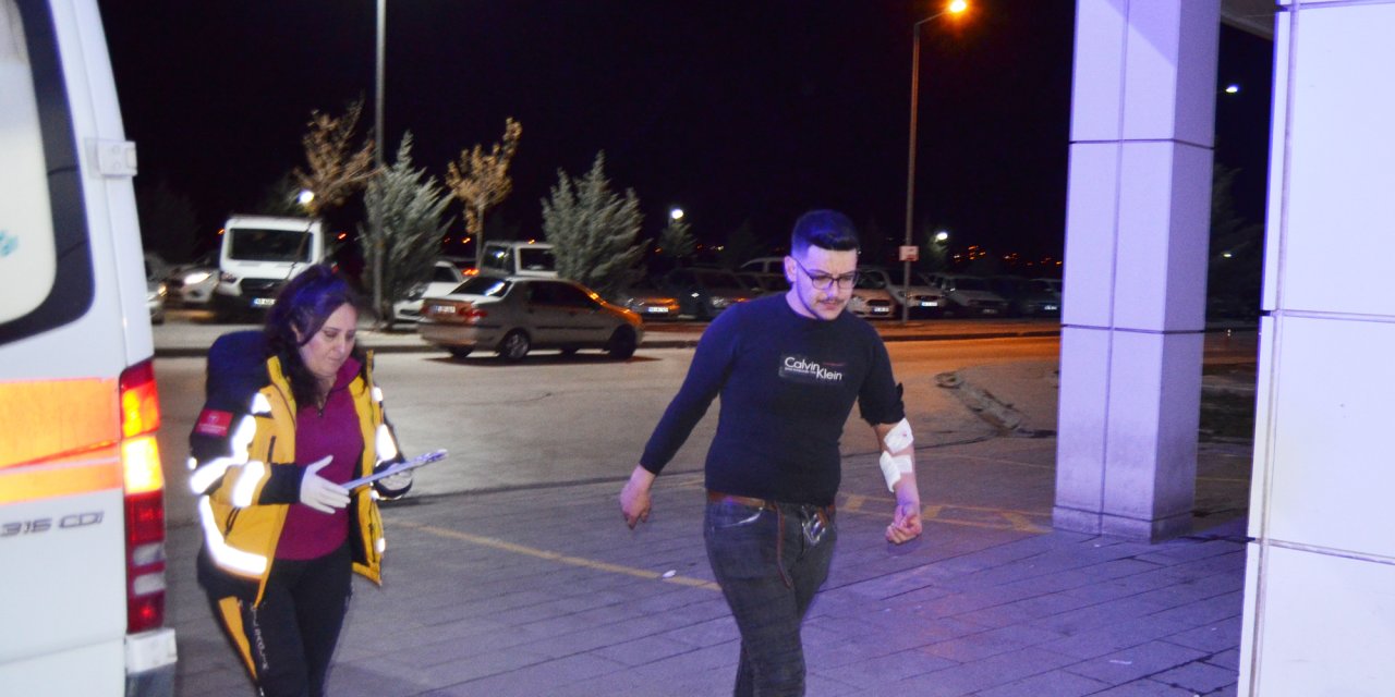 Özel Halk Otobüsünde Bıçaklı 'Yan Bakma' Kavgası: 1 Yaralı