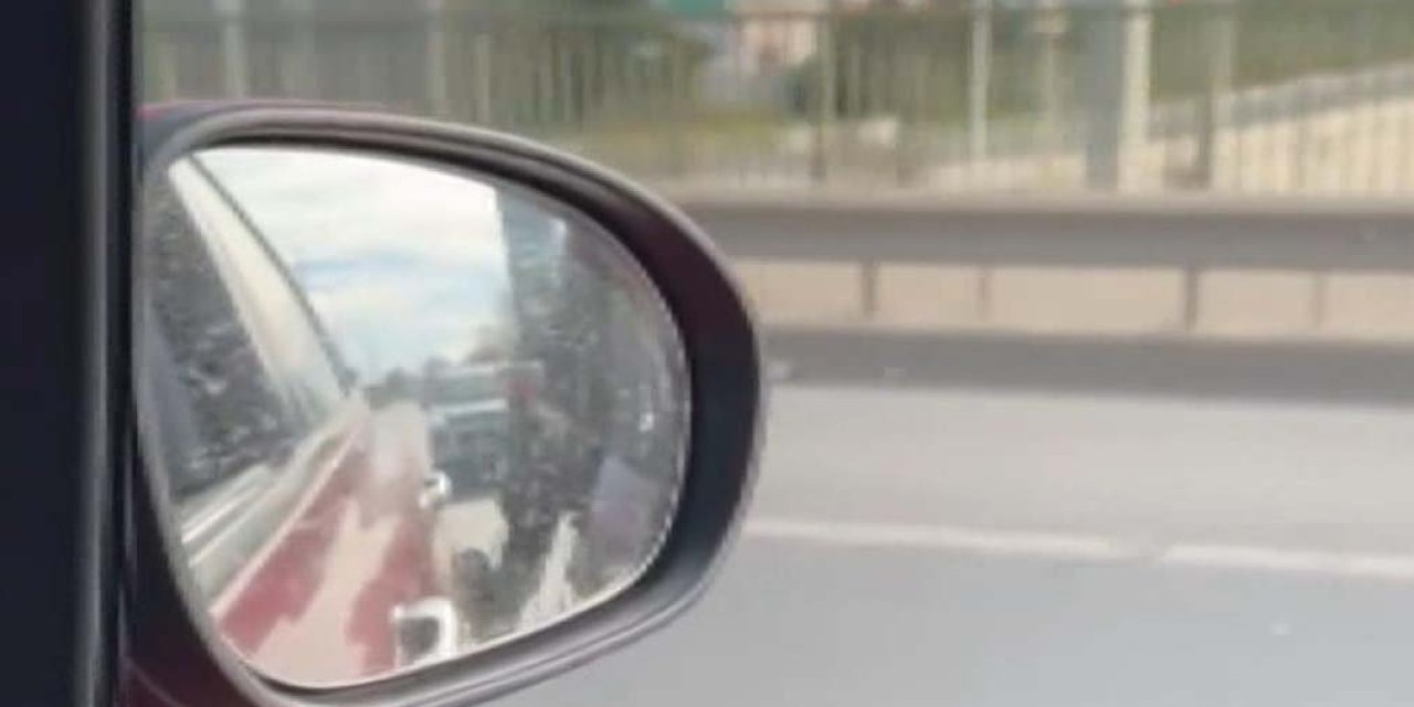 Ataşehir'de Motosikletli Tartıştığı Sürücünün Otomobilini Tekmeledi Hakaretler Savurdu