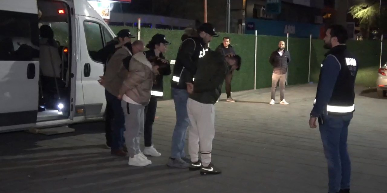 İzmir'de Yüksek Kar Vaadiyle Vurgun İddiası; Holding Patronu Dahil 30 Kişiye Operasyon (5)