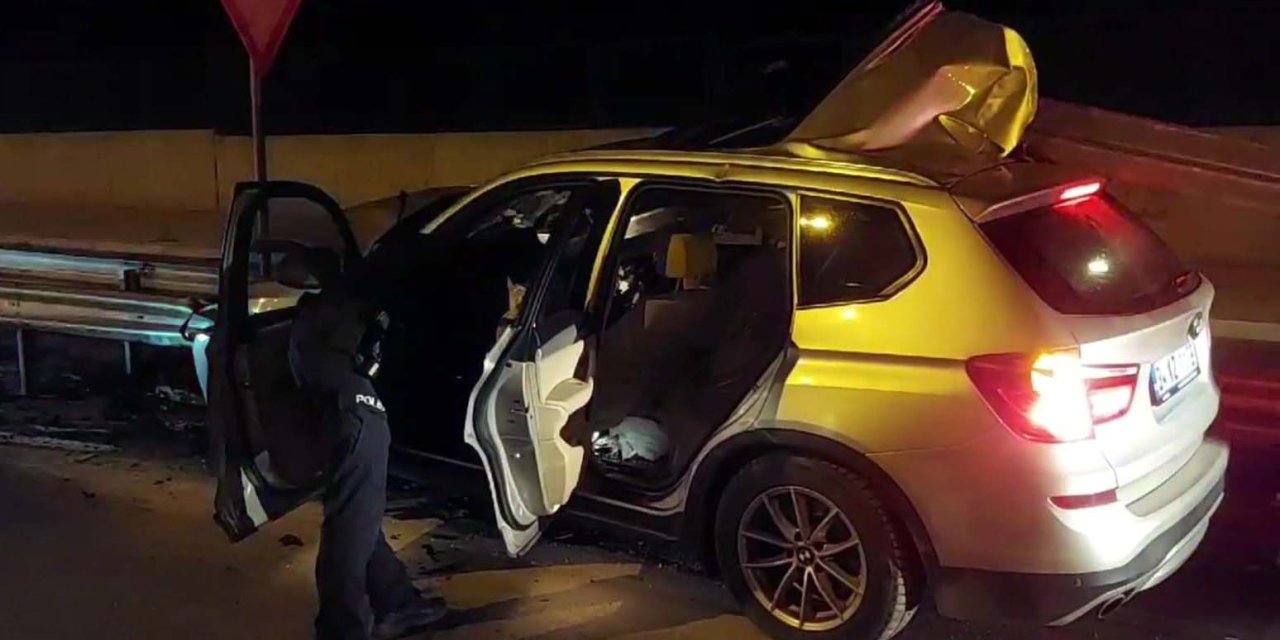 Tuzla'da Cip Bariyerlere Saplandı; Bariyerlerin Kafasını Sıyırdığı Sürücü Hastaneye Kaldırıldı