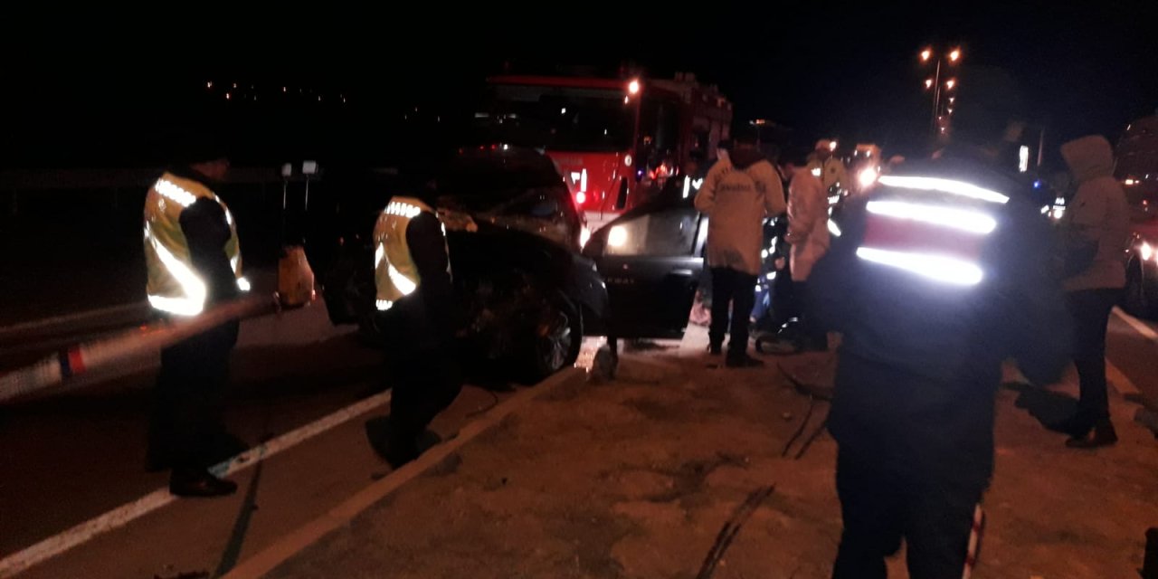 Kayseri-ankara Kara Yolunda Otomobiller Çarpıştı; 2 Ölü, 5 Yaralı