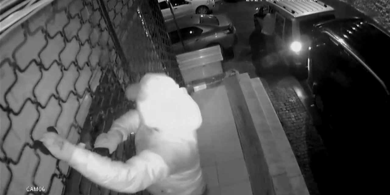 Küçükçekmece'de Elektrik Malzemeleri Satılan Dükkana Giren Hırsızlara Komşudan Sandalyeli Müdahale