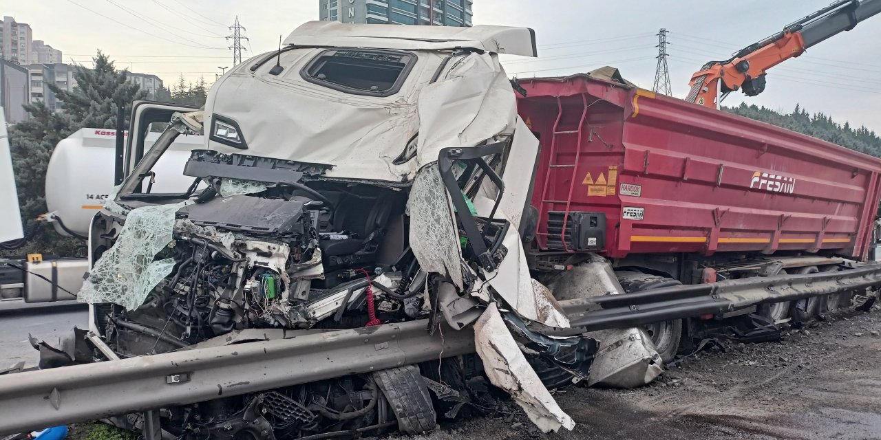 Tem'de Tır Bariyerlere Çarptı: 2 Yaralı