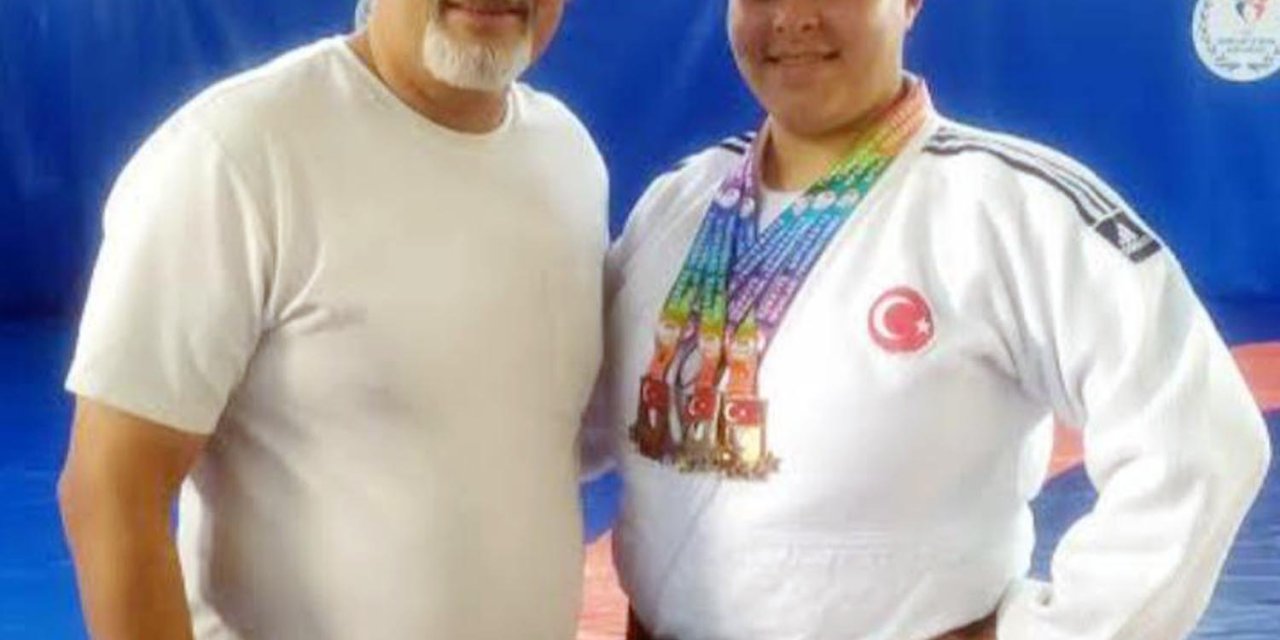 Judoda Kazandığı Şampiyonlukları, Depremde Kaybettiği Antrenörüne Hediye Etti