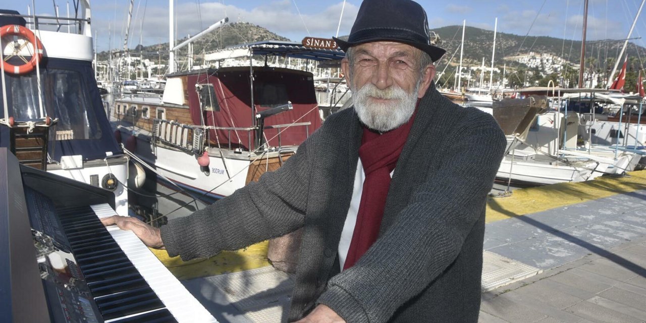 Bisikletli Piyanoyla Bodrum Sokaklarında Turistlere Müzik Dinletisi