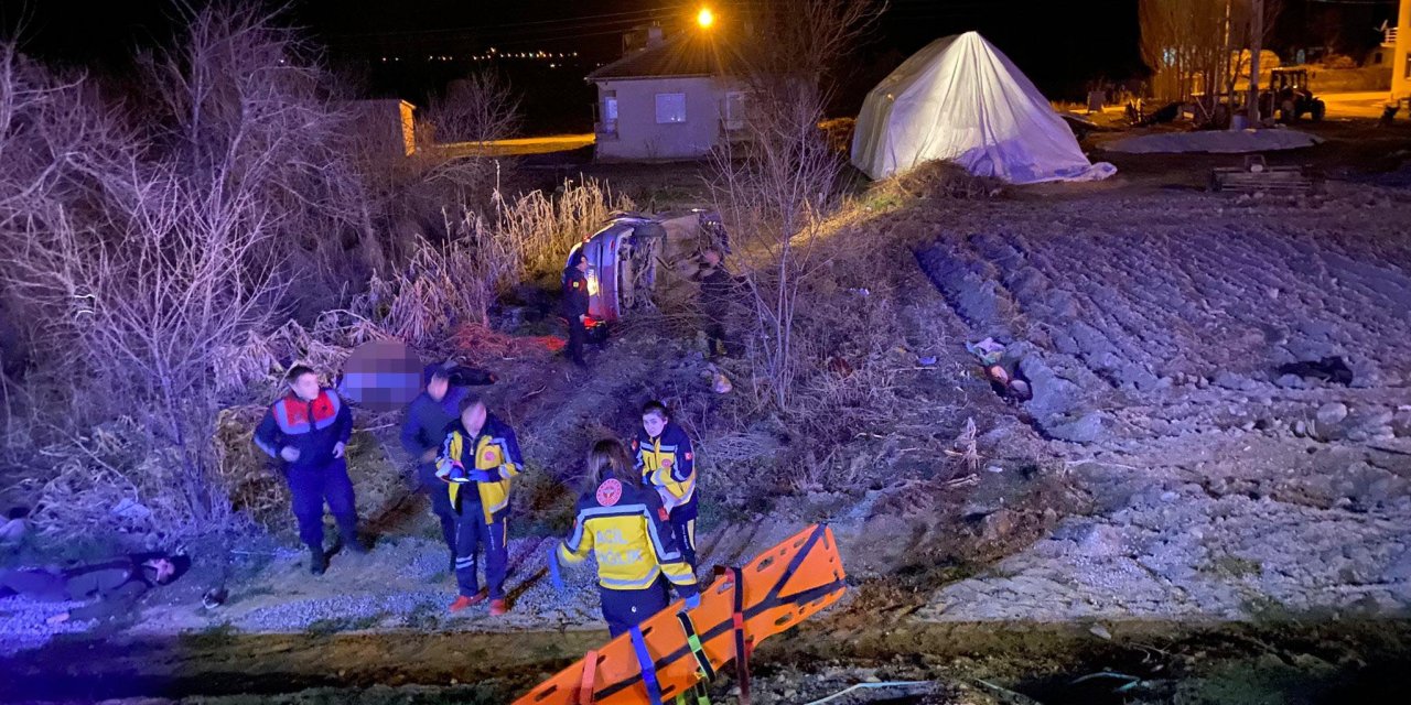 Otomobil, Şarampole Yuvarlandı; 1'i Bebek, 1'i Çocuk 3 Ölü, 3 Yaralı