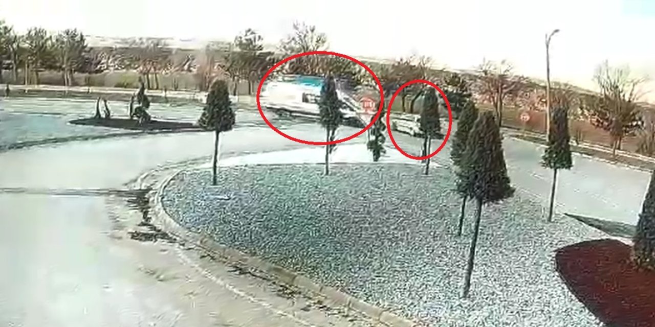 Sivas'ta Ambulans İle Otomobilin Çarpıştığı Kaza Kamerada