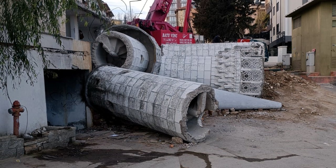 (Düzeltilerek Yeniden) Üsküdar'da Riskli Olduğu Belirlenen Caminin Yıkımına Başlandı