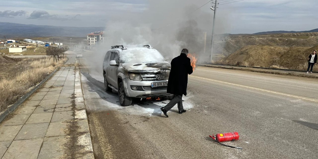 Seyir Halinde Alev Alan Hafif Ticari Araç Yandı