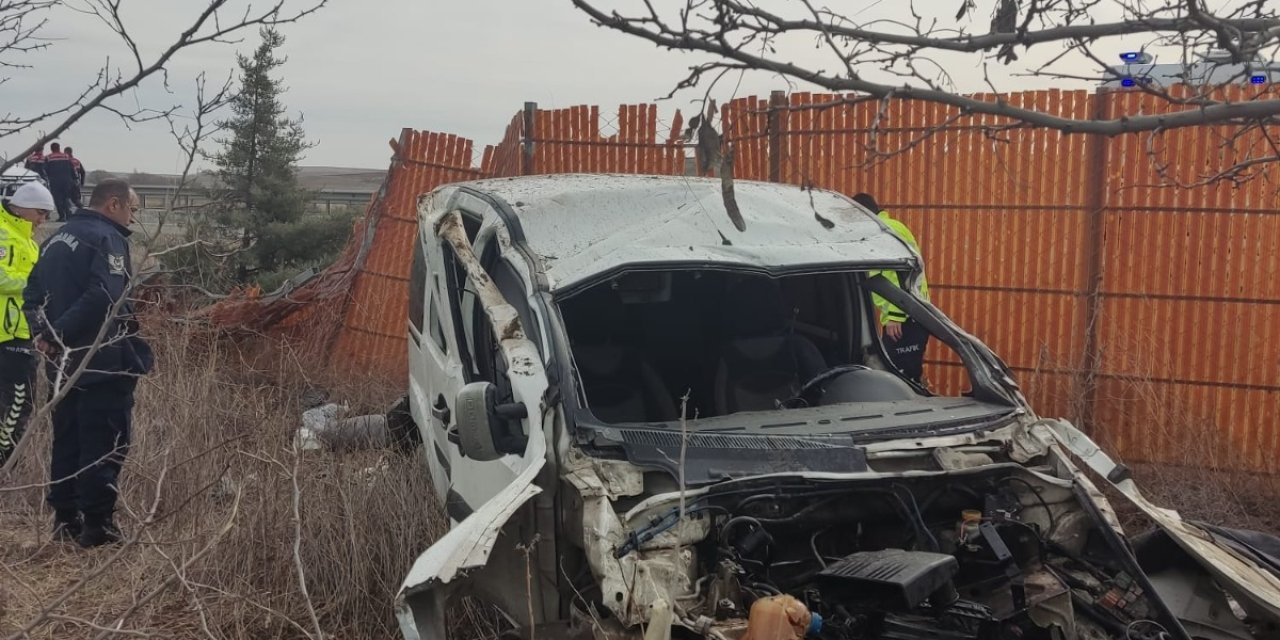 Hafif Ticari Araç, Rüzgar Bariyerine Çarptı; 1'i Ağır 2 Yaralı