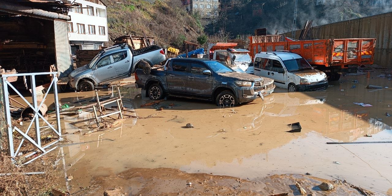 Vali Ünsal: Borçka’daki Sel Ve Heyelan Sonrası 21 Konut Tedbir Amaçlı Boşaltıldı