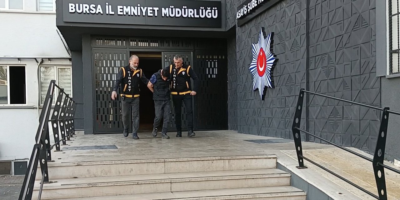 Anne Ve Babasını Pompalı Tüfekle Öldürdü, Yaralı Kardeşinin Boğazını Kesti (3)