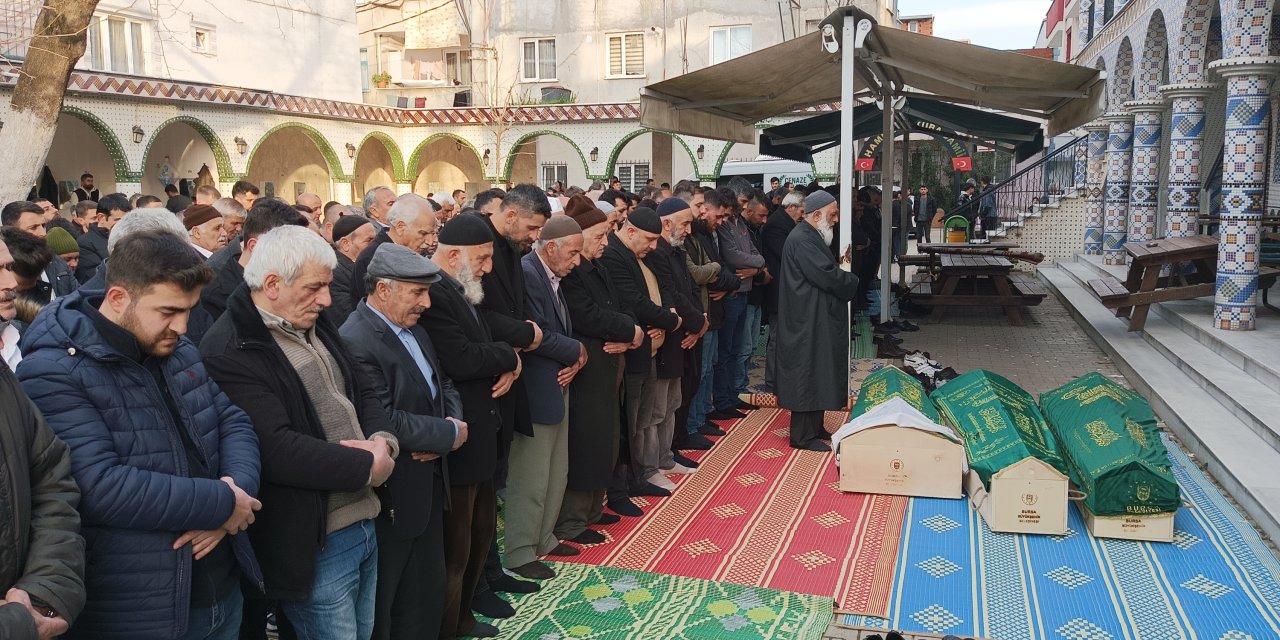 Anne Ve Babasını Pompalı Tüfekle Öldürdü, Yaralı Kardeşinin Boğazını Kesti (4)