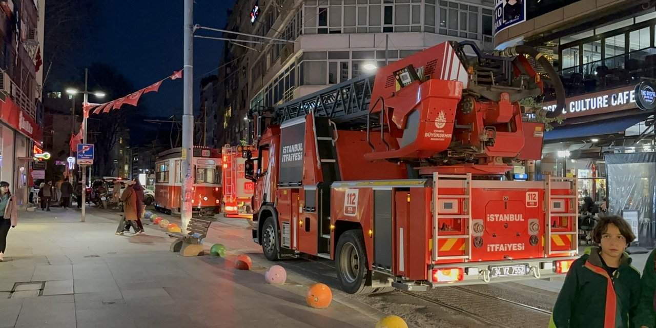 Kadıköy'de Torununu Kurtaran Kadın Tramvayın Altında Kalarak Hayatını Kaybetti