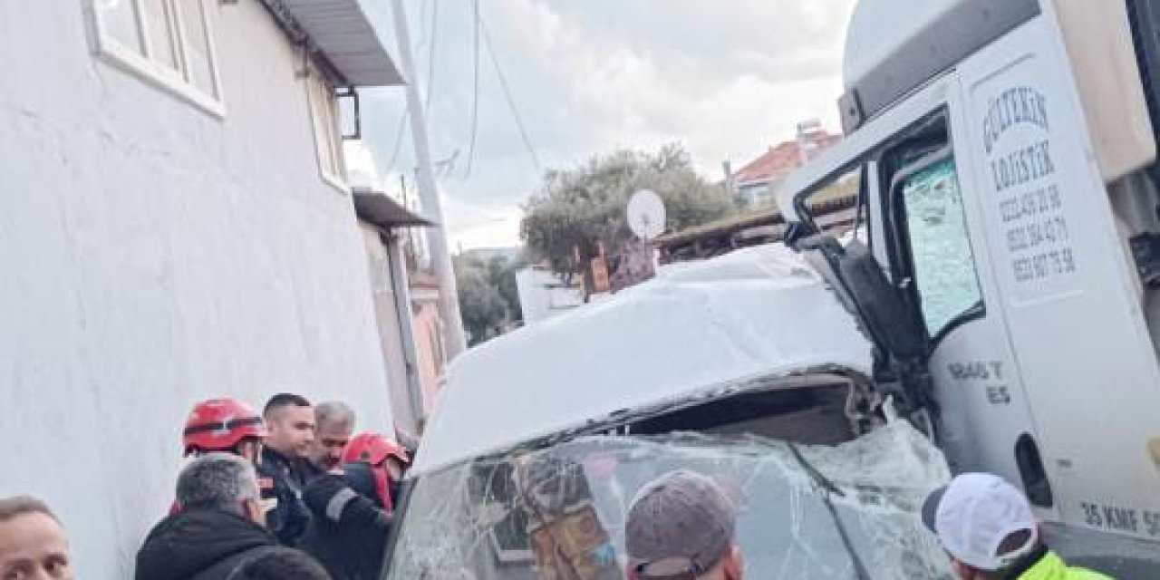 İzmir'de Fabrika İşçilerinin Taşındığı Servis Minibüsü İle Tır Çarpıştı: 2 Ölü, 15 Yaralı