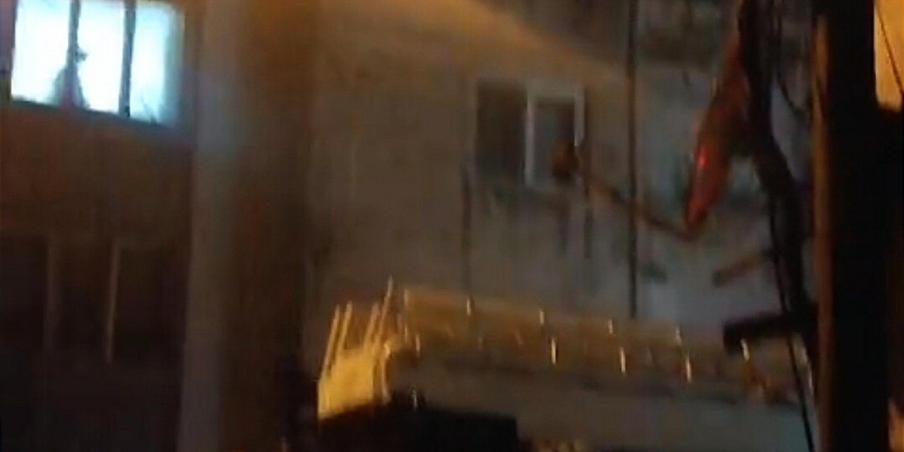 Muğla'da Yıldırım Düşen Apartmanın Çatısında Yangın Çıktı