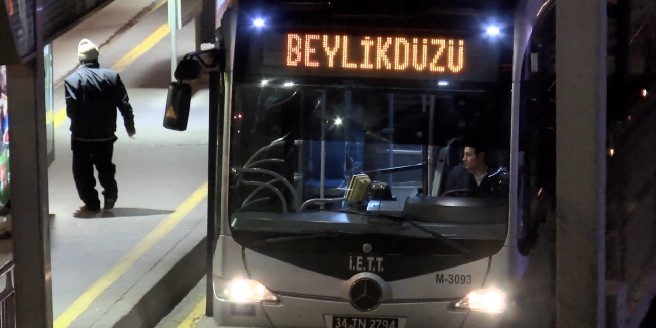 Beylikdüzü'nde Arızalanan Metrobüsü Kontrol Eden Şoför, Başka Metrobüsün Çarpmasıyla Öldü