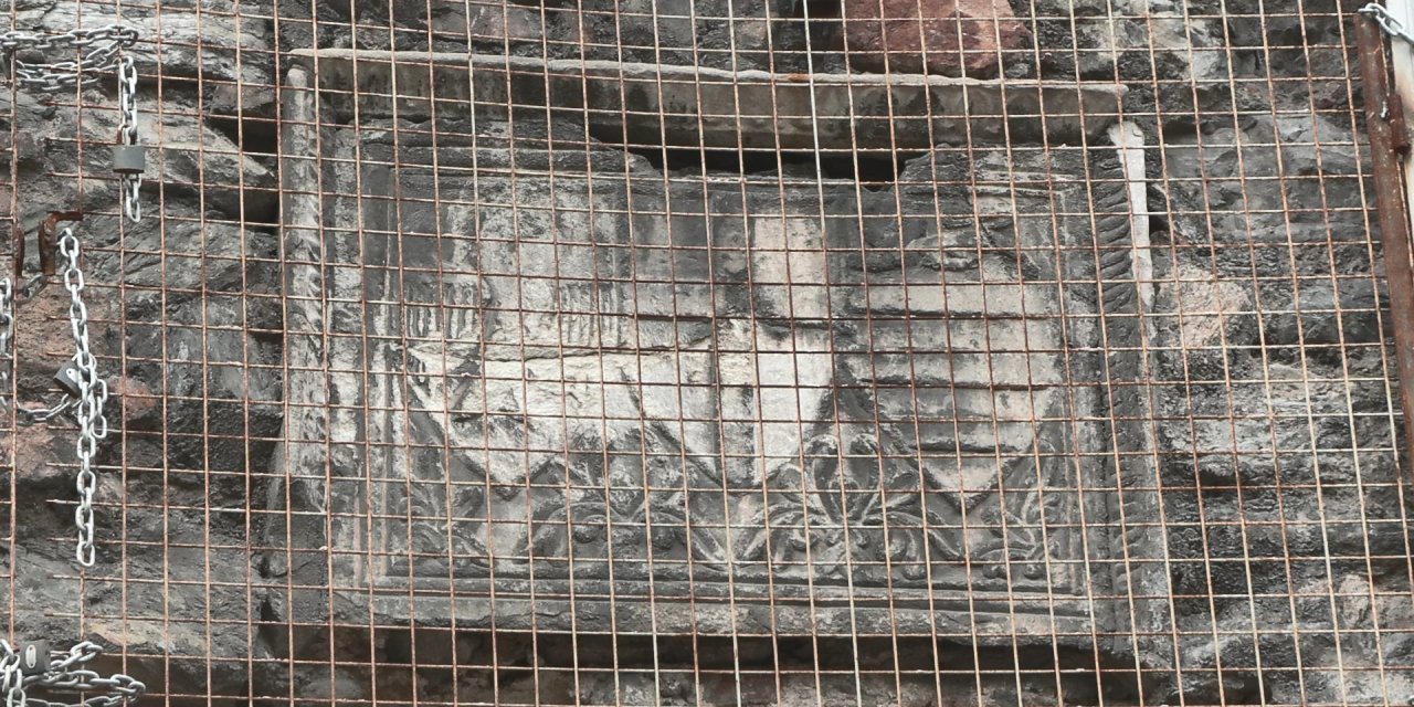 700 Yıllık Ceneviz Kitabesinin Müzeye Taşınması İçin Replikasının Yapılması Bekleniyor