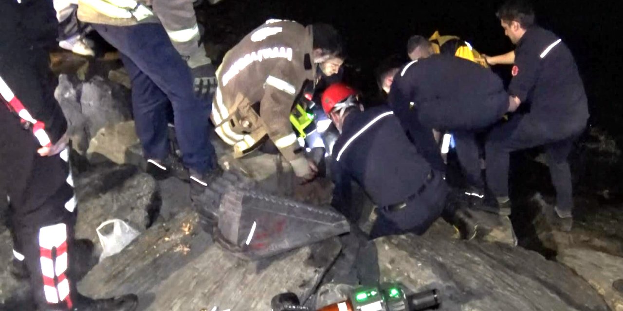 Avcılar Sahilinde Bacağı Kayalıklara Sıkıştı; İtfaiye Kurtardı