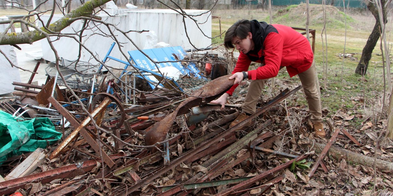 Hurdalıktan Topladığı Metalleri, Heykele Dönüştürüyor