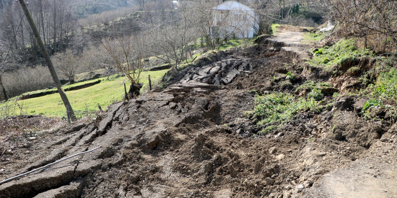 Heyelanlar, Köyü Parça Parça Yutuyor