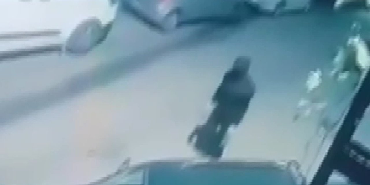 Gaziosmanpaşa'da Motosiklette Çıkan Yangın Otomobile Sıçradı; 2 Araç Hurdaya Döndü