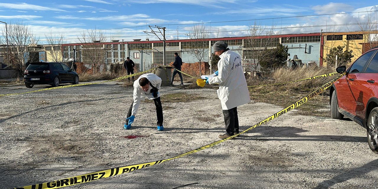 Lise Öğrencisi İle 17 Yaşındaki Çırağı Sokak Ortasında Yaralayıp, Kaçtılar