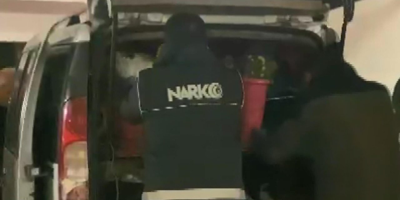 Narkotik Köpeğinin Bulamaması İçin, Uyuşturucu Sakladığı Aracına Çiçek De Koymuş