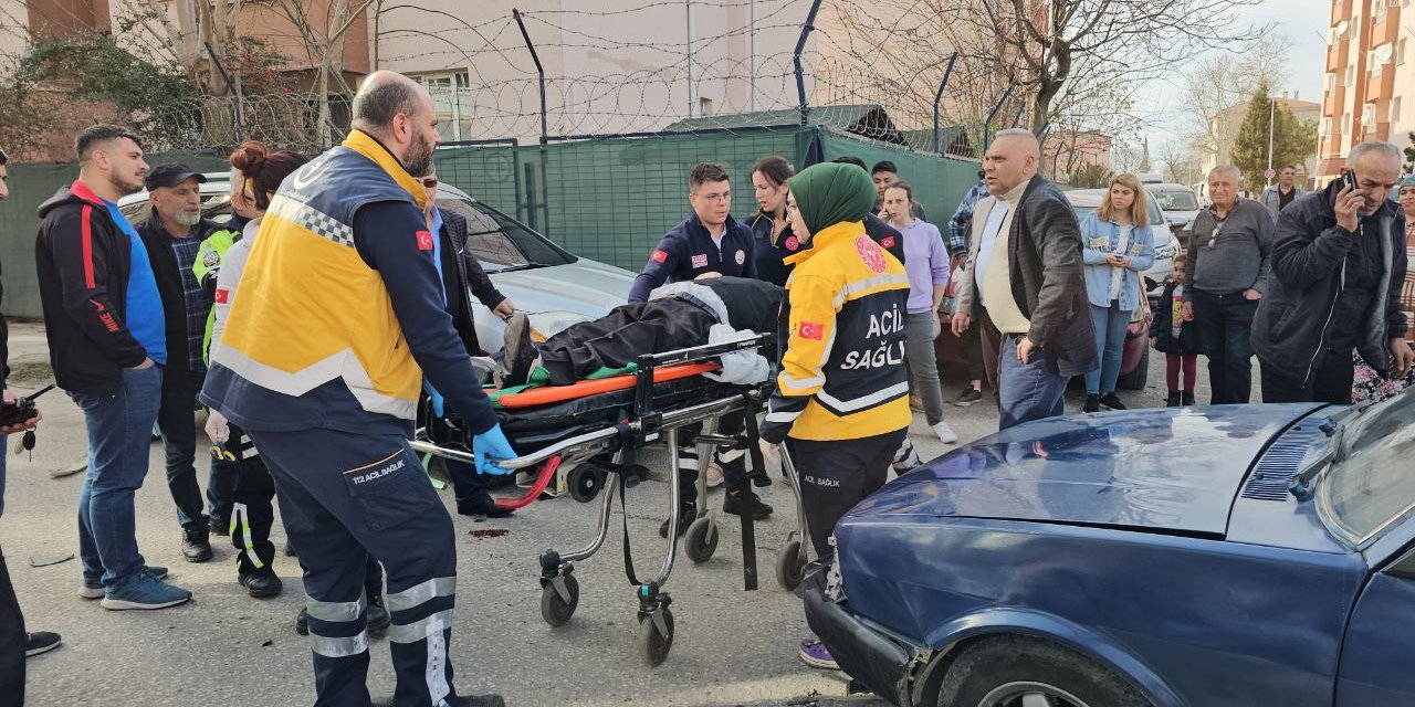 Otomobille Çarpışan Motosikletteki 2 Kişi Yaralandı; Sürücü Arkadaşını Bırakıp Kaçtı