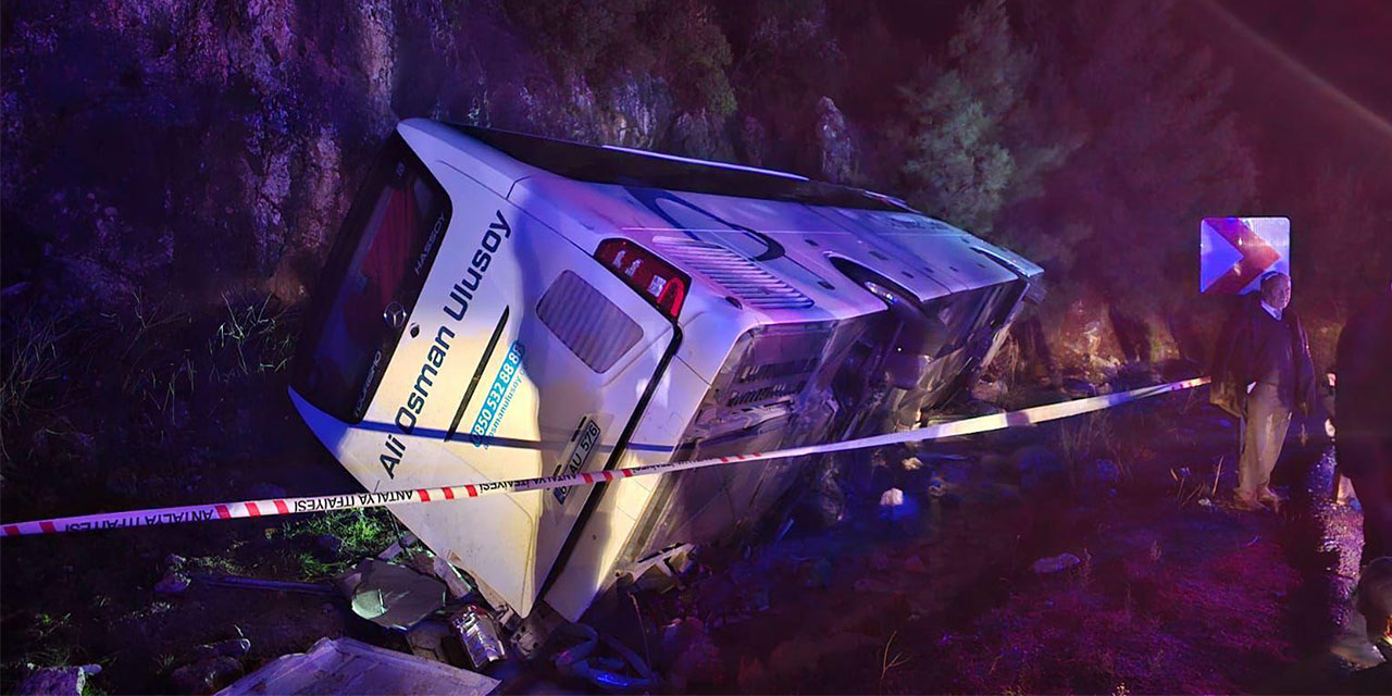 Antalya'da Yolcu Otobüsü Devrildi; 1'i Ağır 20 Yaralı