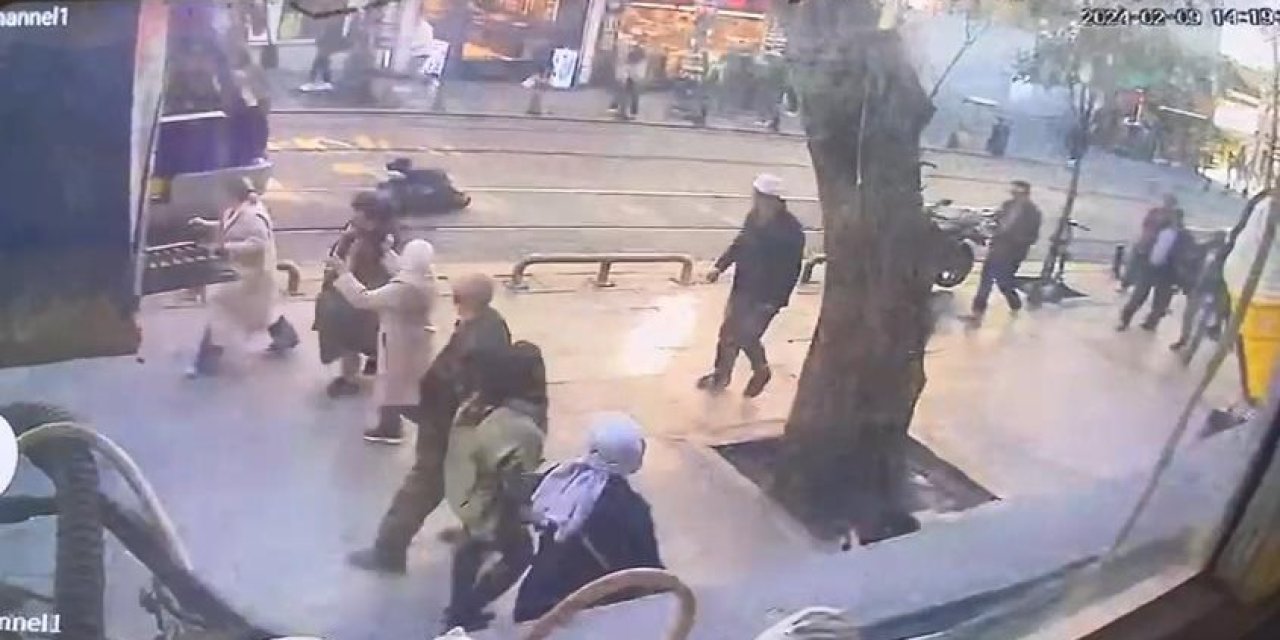 (Geniş Haber) Sultanahmet'te Tramvayın Yayaya Çarpma Anı Güvenlik Kamerasına Yansıdı