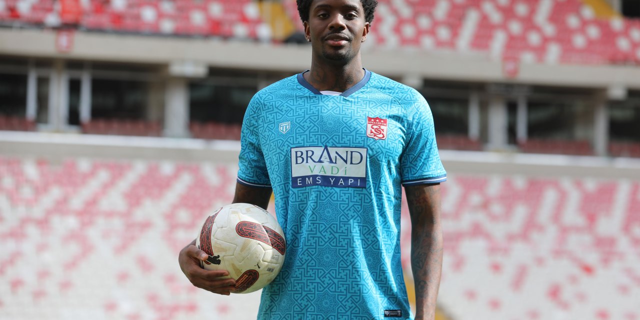 Sivasspor, Queensy Menig İle 2,5 Yıllık Sözleşme İmzaladı