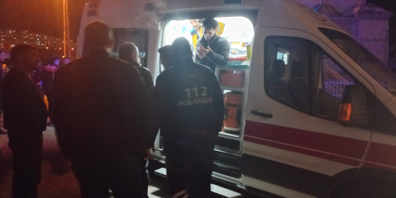 'Dur' İhtarına Uymayan Motosikletli 2 Şüpheli, Polis Aracına Çarpıp Yaralandı