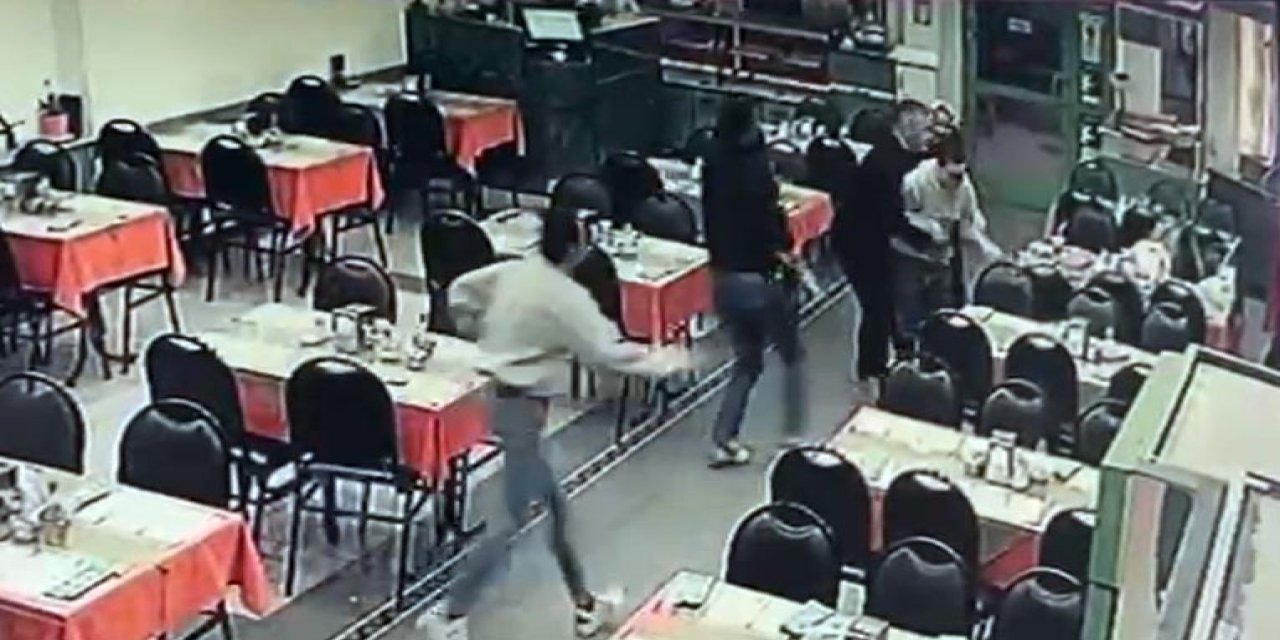 Boğazına Yiyecek Kaçan Çocuğu 'Heimlich' Manevrası Yapan Garson Kurtardı; O Anlar Kamerada