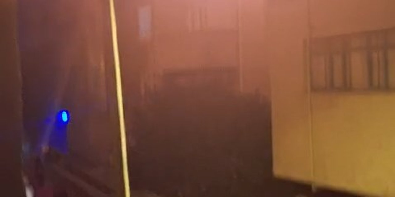 Pendik'te, 3 Katlı Binanın Çatısı Alev Alev Yandı