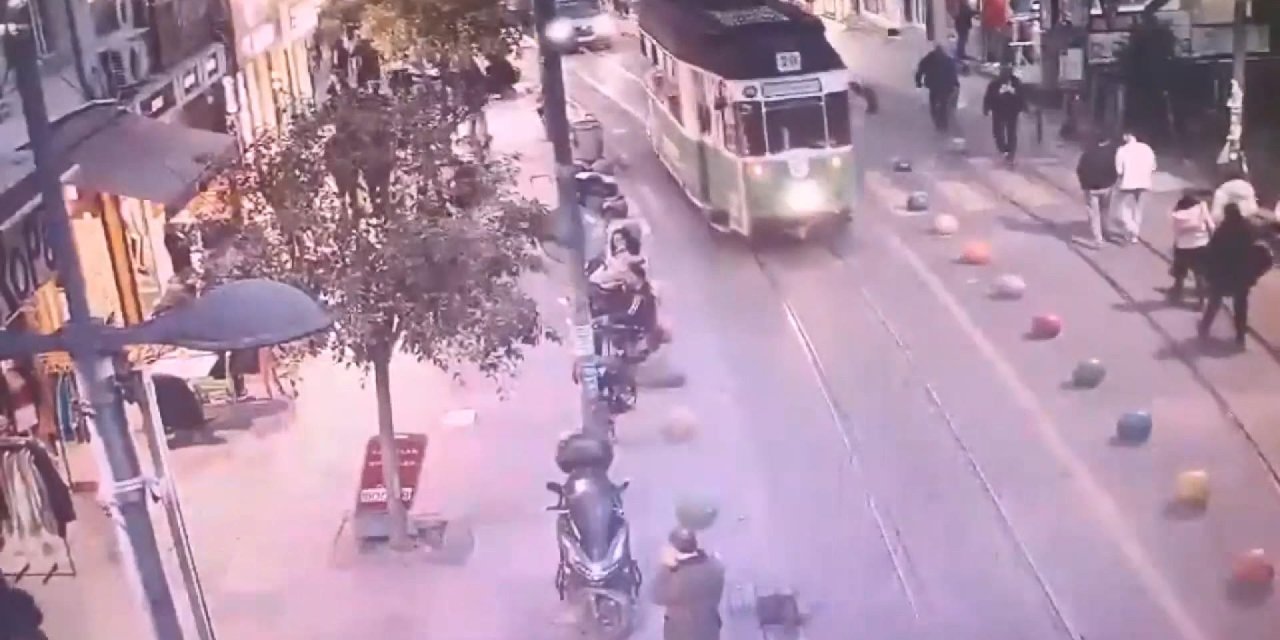Kadıköy'de Torununu Kurtaran Kadının Tramvayın Altında Kalarak Hayatını Kaybettiği Anlar Kamerada