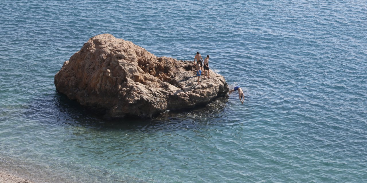 Denizin, Havadan Sıcak Olduğu Antalya'da Sahiller Doldu