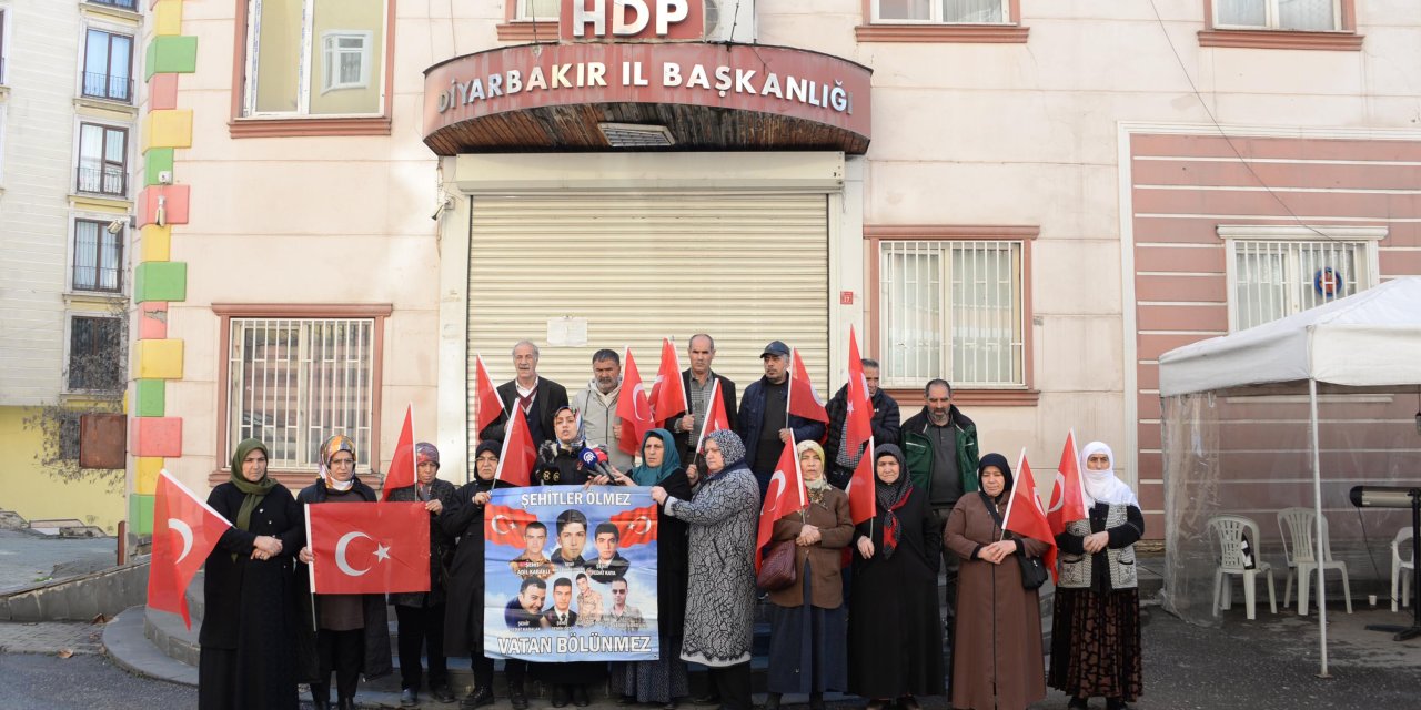 Evlat Nöbetindeki Aileler, ‘Gara Şehitleri’ni Andı