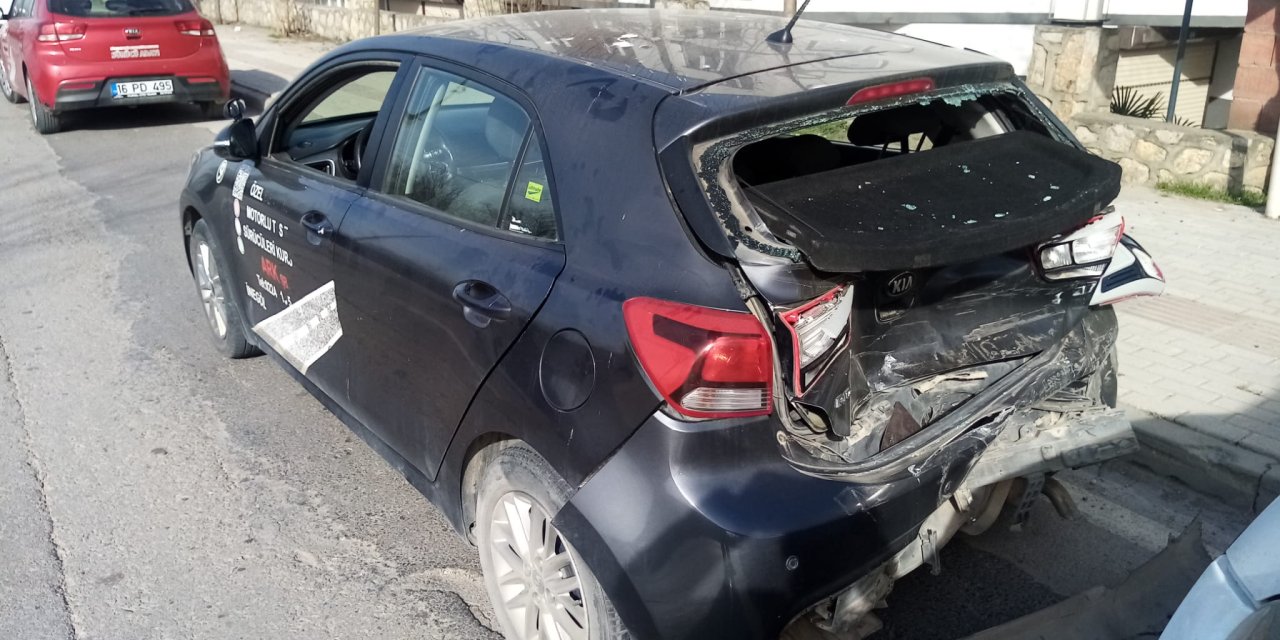 Kamyonet, Aday Sürücünün Kullandığı Otomobile Çarptı: 4 Yaralı